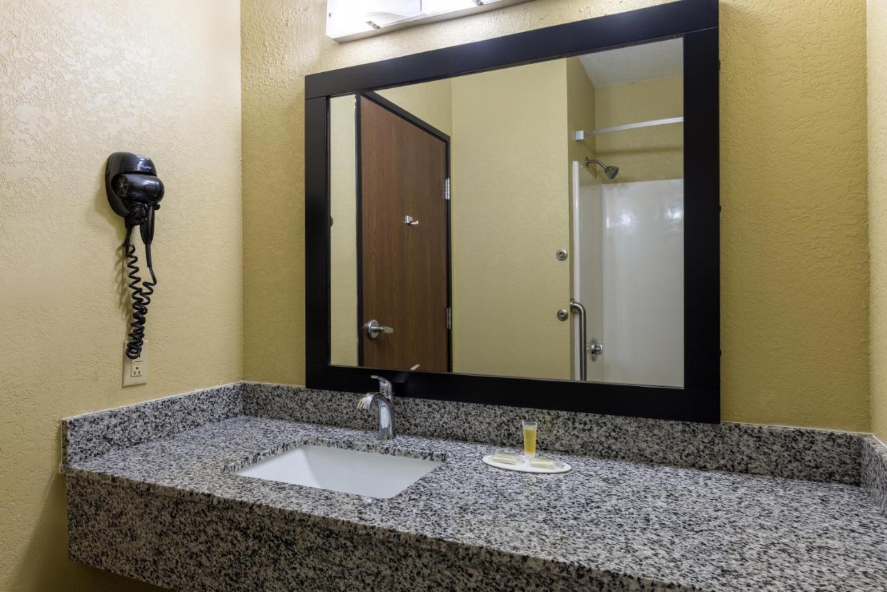Super 8 By Wyndham Nixa/Springfield Area Hotel Luaran gambar